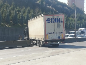 Park Halinde Kayan Tır Bariyerleri Kırınca D130’u Trafiğe Kapattı