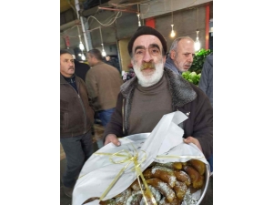 Emekli Olunca Esnafa Tatlı İkram Etti