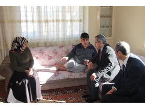 Kaymakam Pişkin, Hasta Genç Kızı Ziyaret Etti