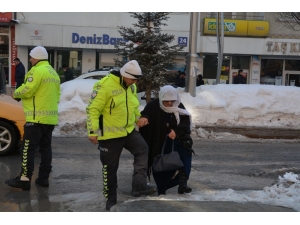 Hakkari Polisinden Örnek Davranış