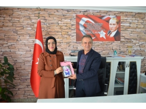 Özel Birey Yazdığı İlk Kitabını Kaymakama Hediye Etti