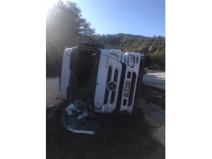 Kontrolden Çıkarak Devrilen Tırın Sürücüsü Hayatını Kaybetti