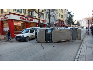 Otomobil Düz Yolda Takla Attı: 2 Yaralı