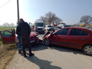Otomobiller Kafa Kafaya Çarpıştı: 3 Yaralı