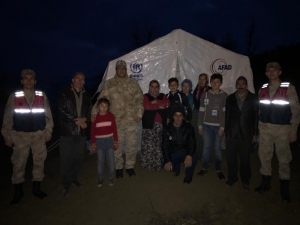 Jandarma Ekiplerinden Depremzedelere Yardım