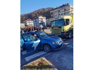 Kamyon İle Otomobil Çarpıştı: 4 Yaralı