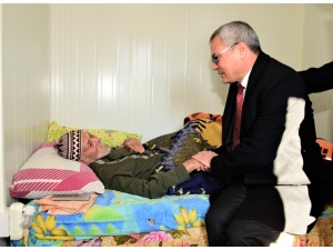 Vali Deniz Depremzedelere Misafir Oldu