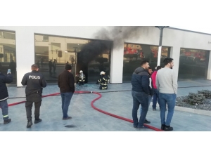 İş Yerinde Çıkan Yangın Paniğe Neden Oldu