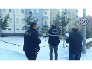 Eşi Son Anda Yakaladı, Dayanamayarak 5. Kattan Aşağı Düştü