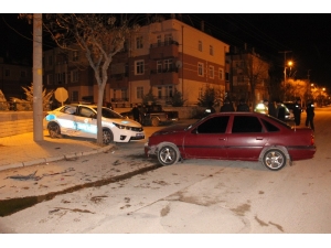 Karaman’da Otomobil, Polis Aracıyla Çarpıştı: 3’ü Polis 4 Yaralı