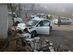 Otomobili Sollarken Eve Daldı