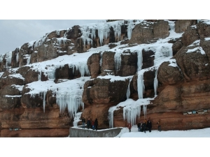 Buz Sarkıtlarının Görsel Şöleni