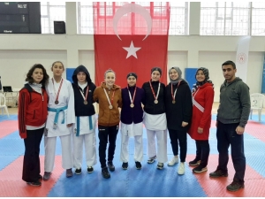 Sivaslı Karateciler 15 Madalya Kazandı