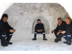 Fabrikanın Bahçesine Kardan Ev Yaptılar