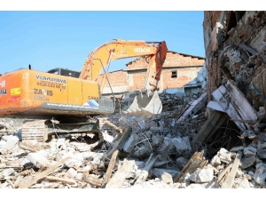 Bayraklı’da Metruk Binaların Yıkımı Tam Gaz