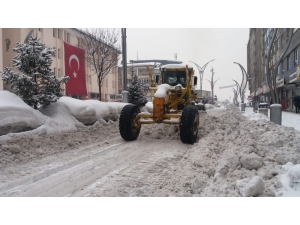 Belediye Ekiplerinin Zorlu Mesaisi