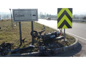 Çanakkale’de Otomobil Motosikletle Çarpıştı: 1 Ölü, 2 Yaralı