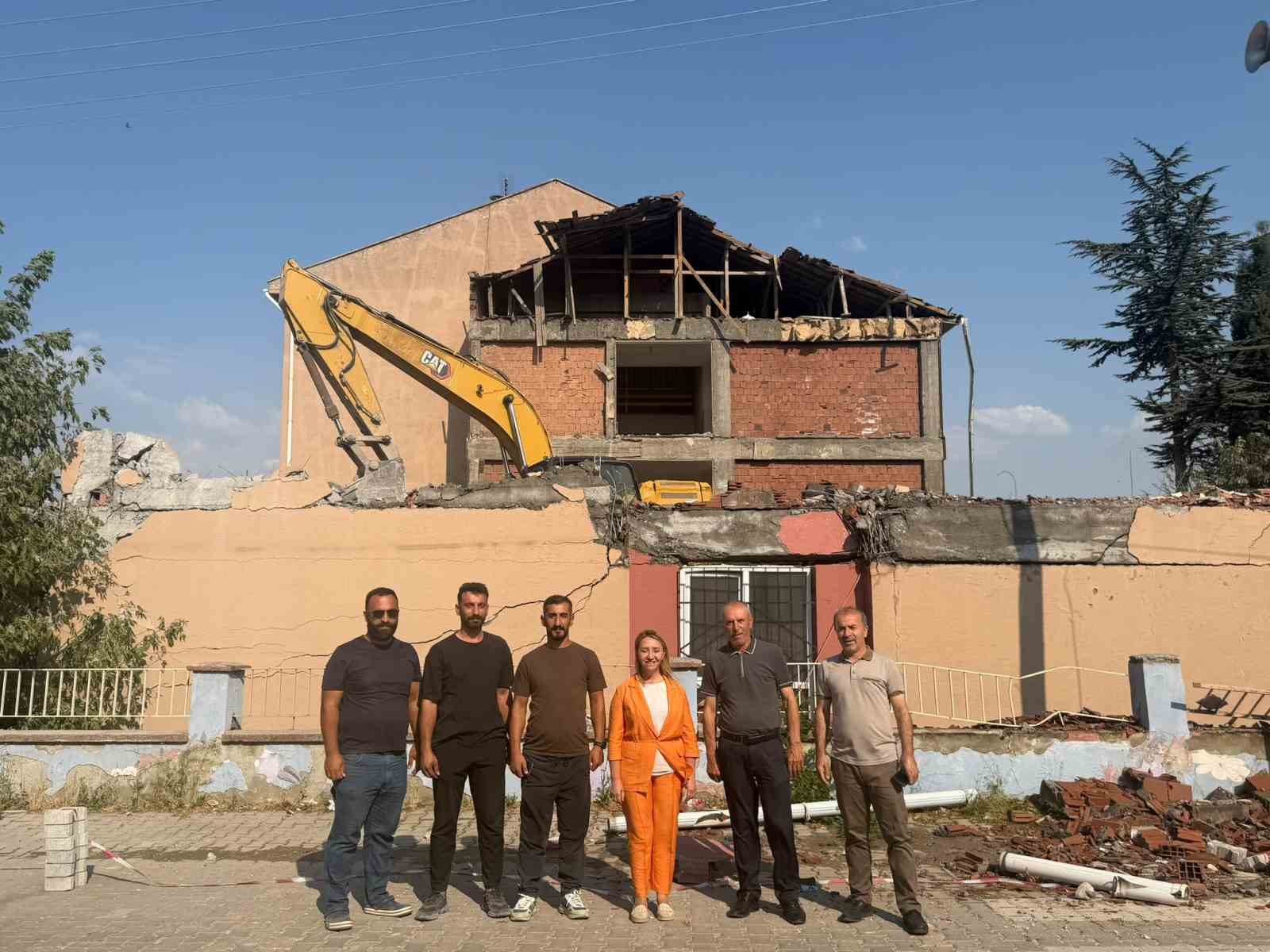 deprem-riski-olan-ataturk-ortaokulu-yikiliyor