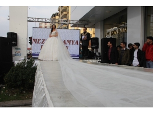 Diyarbakır’da Sokak Defilesi, 40 Kilogramlık Gelinlik İlgi Odağı Oldu