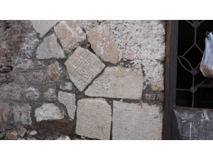 Örülen Duvarlarda Kullanılan Tarihi Eserler Kurtarılmayı Bekliyor