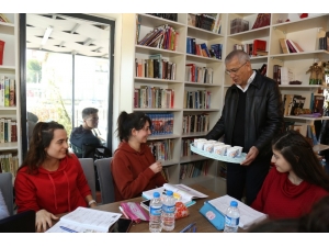 Mezitli’deki Kafe Kütüphanede Her Gün Çorba İkramı Yapılıyor