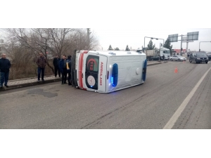 Diyarbakır’da Hasta Taşıyan Ambulans Kaza Yaptı: 5 Yaralı