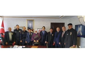 Kıbrıs Gazilerine Devlet Övünç Madalyası Verildi