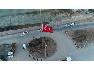 Dursunbey İlçe Girişine Dev Türk Bayrağı