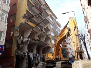 Bahçelievler’de Ağır Hasarlı Binaların Yıkılmasına Devam Ediliyor