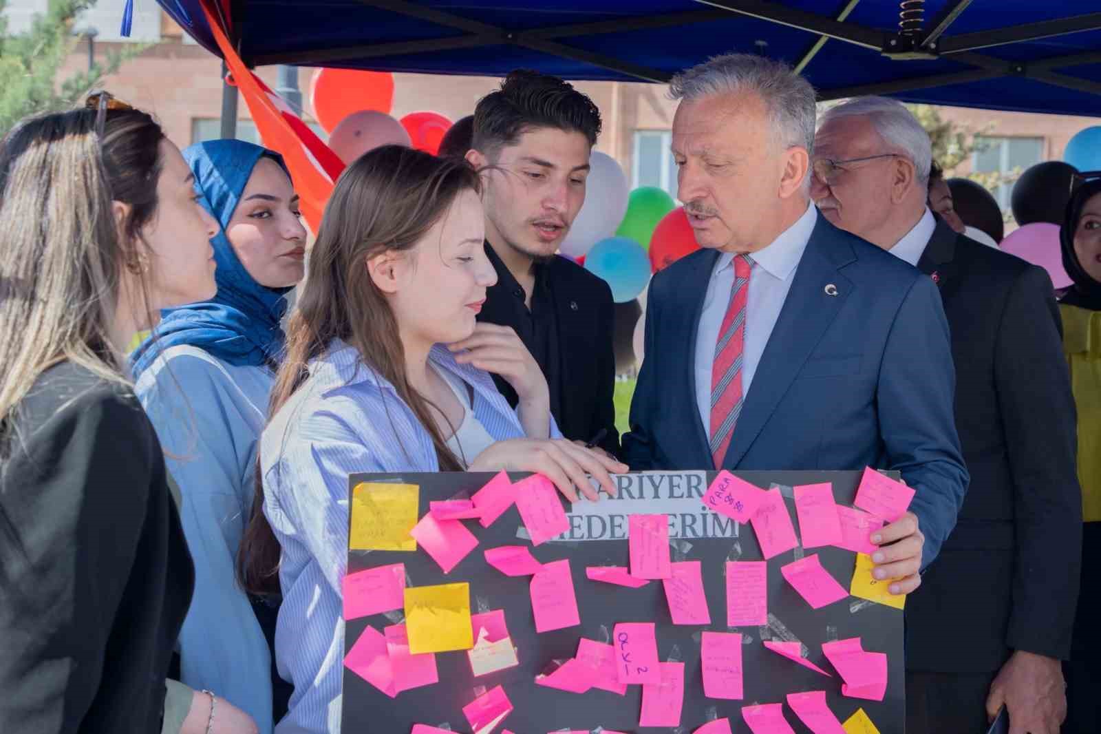 ebyu-de-ogrenci-kulupleri-bahar-senliklerinde-stant-acti
