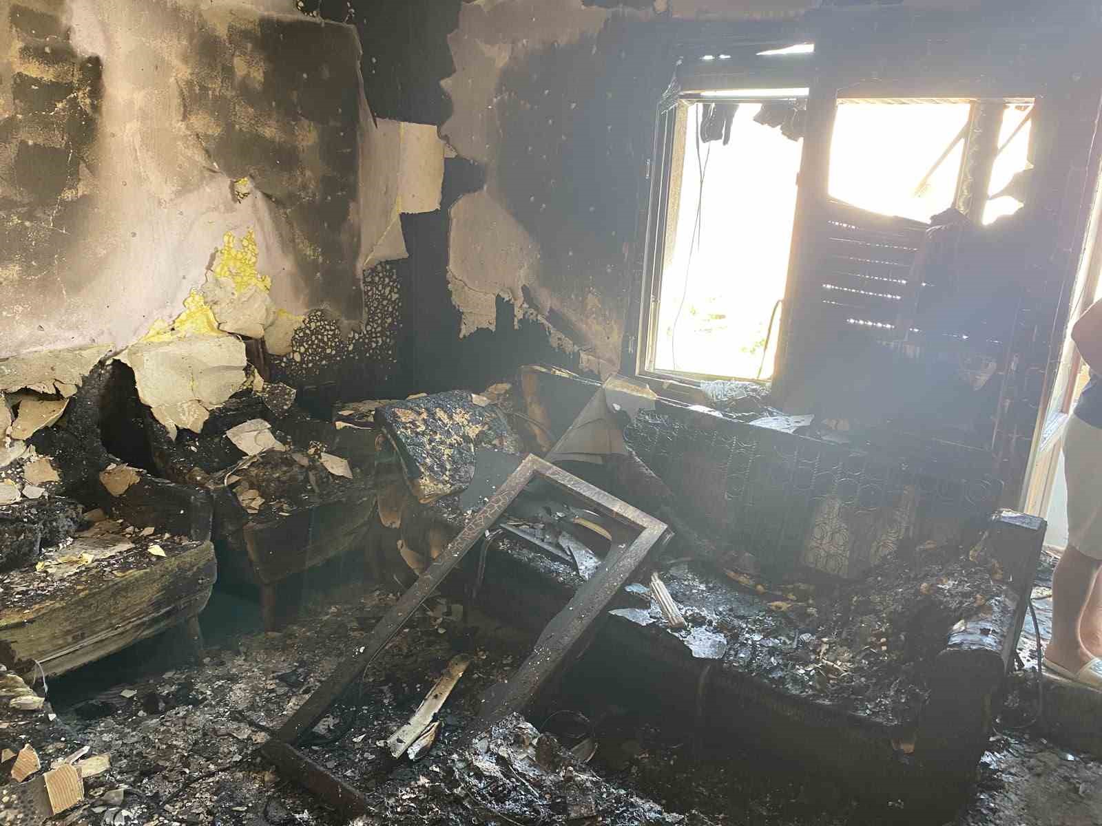 manisa-da-korkutan-yangin-ev-kullanilamaz-hale-geldi