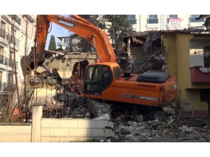 Büyükçekmece’de Riskli 2 Bina Daha Yıkıldı