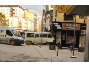 Freni Boşalan Minibüs, Bir Dükkanın Duvarına Çarparak Durabildi
