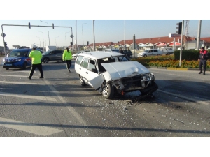 Otomobil Işıkta Bekleyen Araca Arkadan Çarptı: 4 Yaralı
