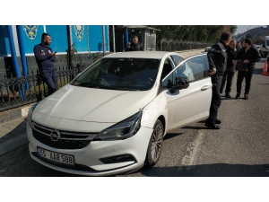 Yola Aniden Atlayan Genç, Otomobilin Çarpması Sonucu Yaralandı