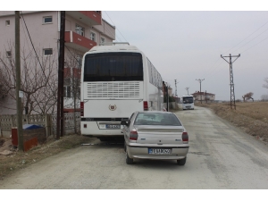 Otomobil Park Halindeki Otobüse Çarptı: 1 Yaralı