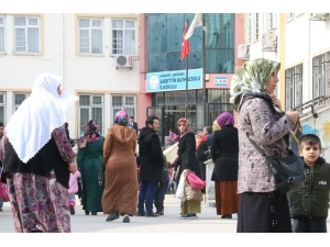 Öğretmenin Öğrencilere Şiddet Uyguladığı Anlar Kamerada