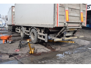 11 Tonluk Tır Dorsesinin Altında Kalan İşçi Yaralandı