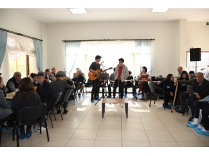 Gençler Söyledi, Büyükler Eğlendi