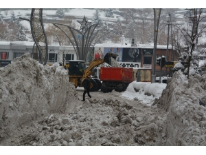 Hakkari’de 3 Bin 700 Kamyon Kar Taşındı