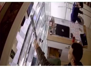 Saniyeler İçinde Cep Telefonlarını Böyle Çaldı