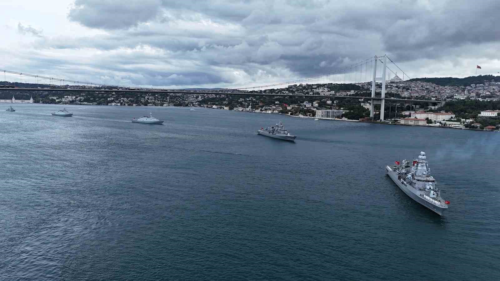 deniz-kuvvetleri-gunu-nde-15-savas-gemisi-istanbul-bogazi-ndan-gecti