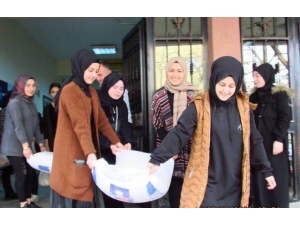 İmam Hatipli Kızlardan Savaş Mağdurlarına Un Yardımı
