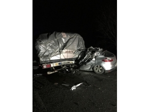 Çanakkale’de Tıra Çarpan Otomobil Sürücüsü Hayatını Kaybetti