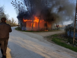 Elektrik Kontağından Çıkan Yangın Evi Kül Etti