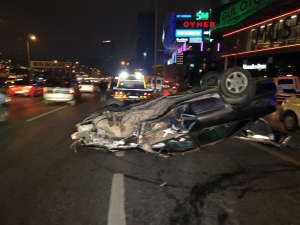 Kontrolden Çıkan Otomobil Direğe Çarpıp Takla Attı: 1 Yaralı