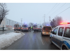 İki İşçi Servisi Çarpıştı: 10 Yaralı