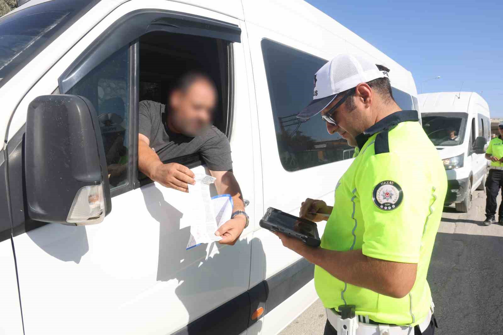 trafik-polislerinden-okul-servislerine-siki-denetim-ayakta-ogrenci-tasiyan-suruculere-ceza-uygulandi