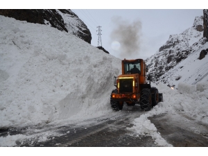 Hakkari-çukurca Kara Yoluna Çığ Düştü