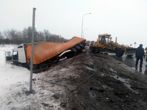 Rusya’da Tır Altına Aldığı Otomobille Şarampole Uçtu: 2 Ölü